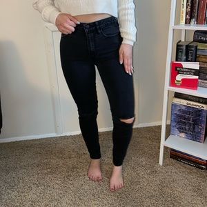 American Eagle super hi rise jegging with knee rip